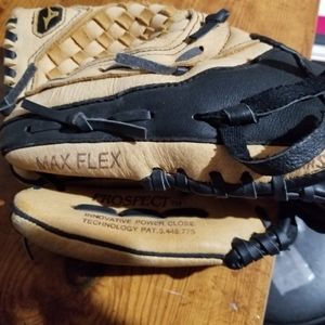Left handed baseball glove